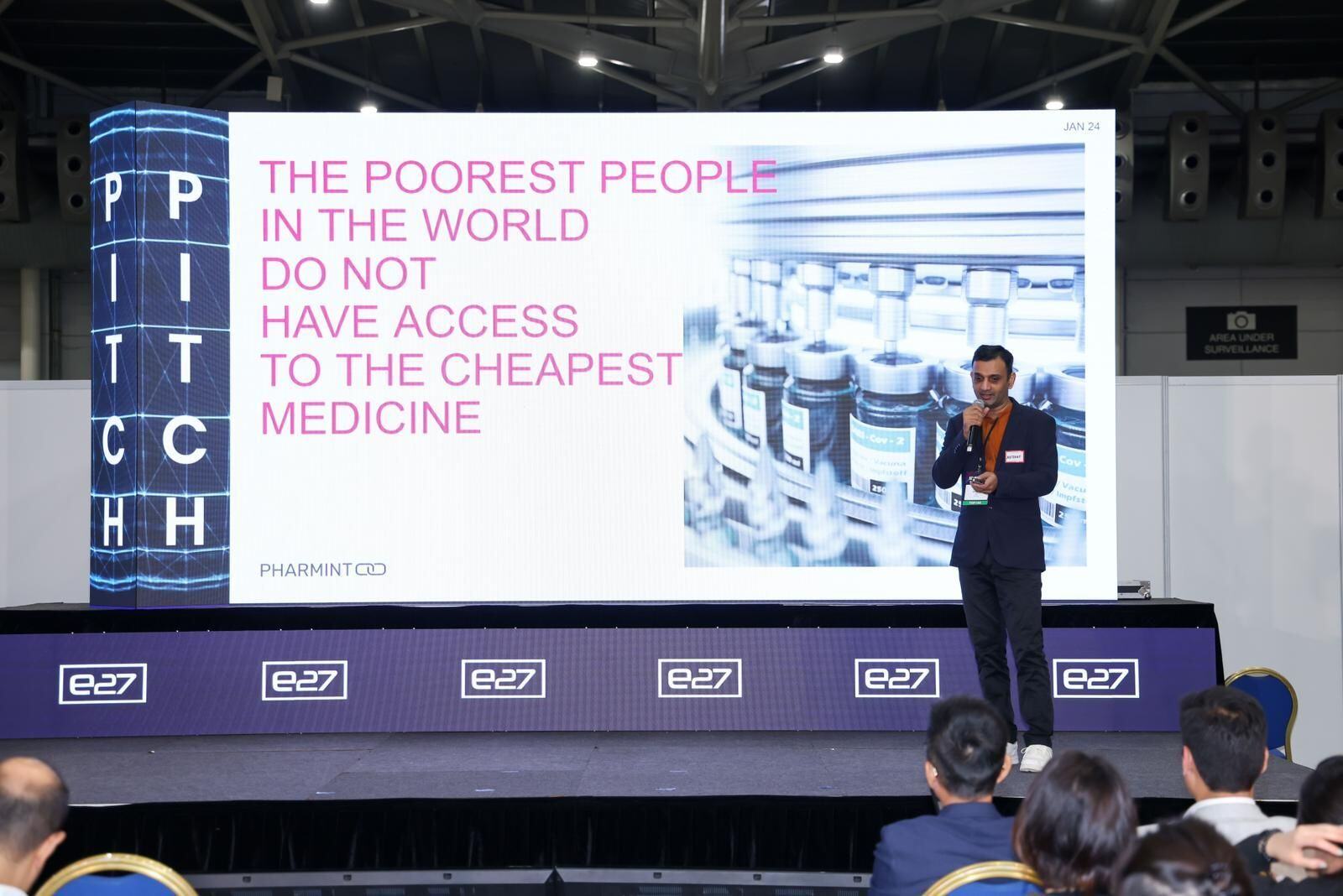 Pharmint founder pitching at e27 event about global access to affordable medicine